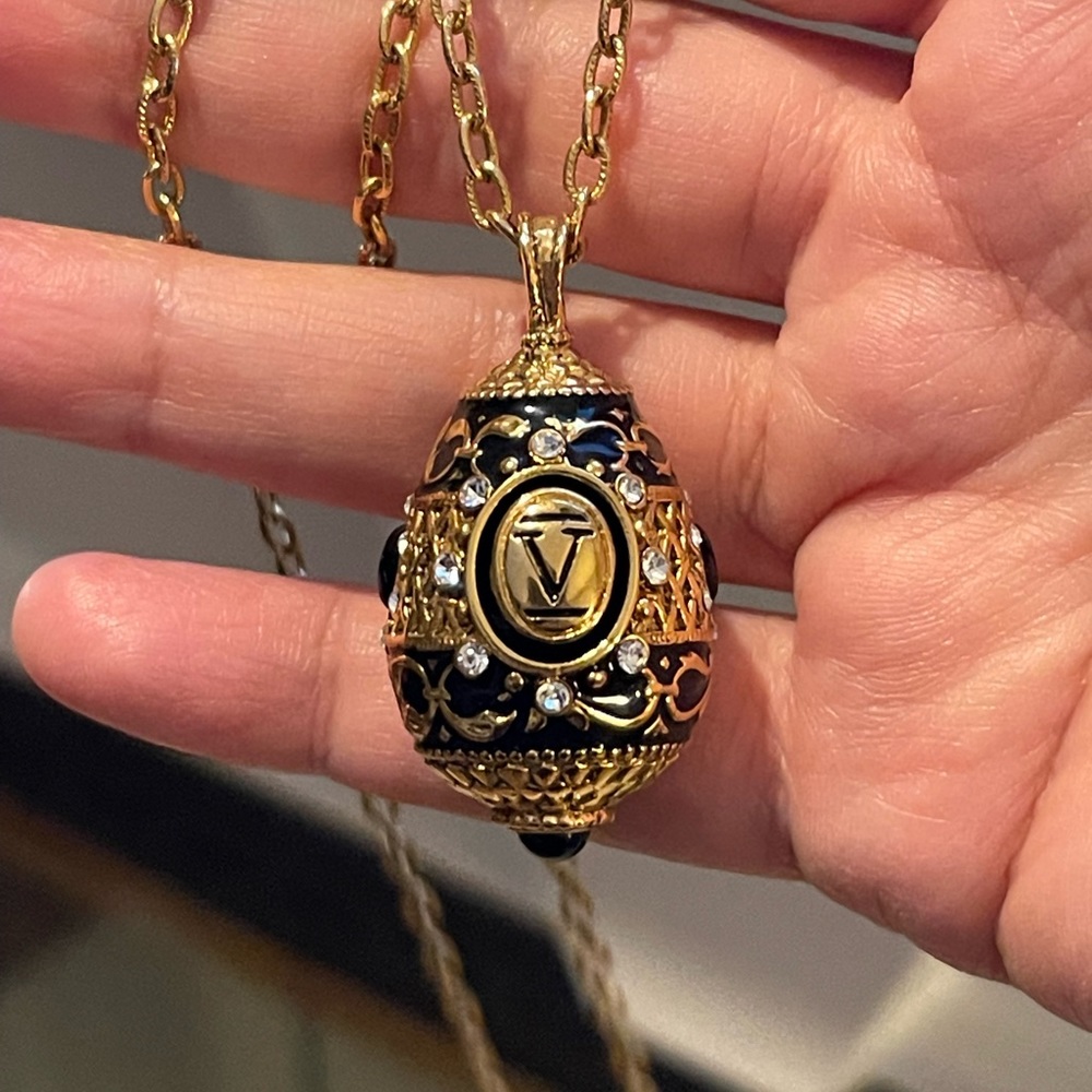 Joan Rivers Faberge style black enamel diamanté gold tone metal V Pendant - Picture 4 of 10